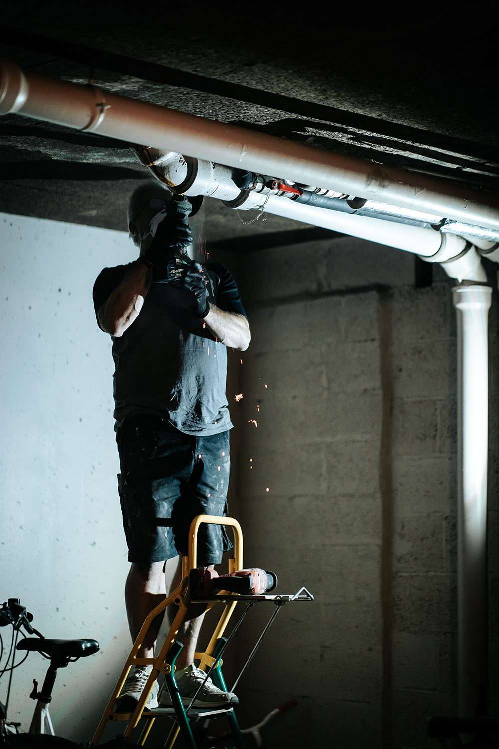 Photo d'un plombier entrain de scier un tuyau